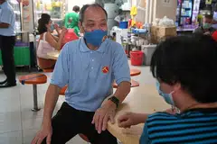 HARGAI SOKONGAN: Encik Low turut mengucapkan terima kasih kepada pengundi bagi sokongan mereka selama ini. - Foto BH oleh KUA CHEE SIONG