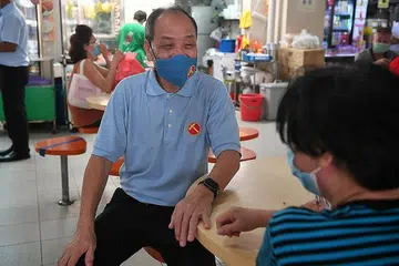 HARGAI SOKONGAN: Encik Low turut mengucapkan terima kasih kepada pengundi bagi sokongan mereka selama ini. - Foto BH oleh KUA CHEE SIONG