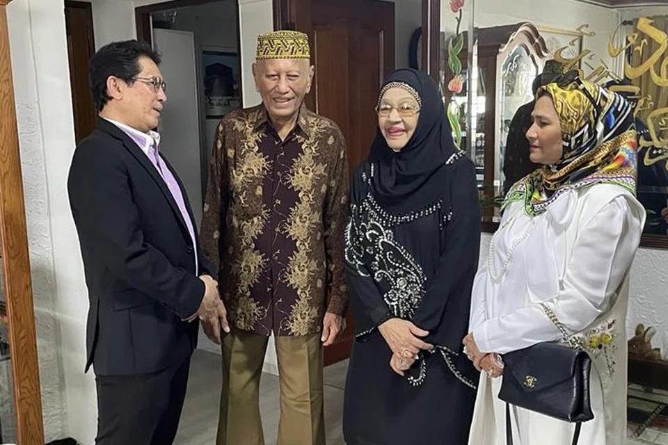 NADI PENGGERAK PERFILEMAN MELAYU: Profesor Dr Md Nasir (kiri) ditemani isterinya, Cik Azlina Jahaya (kanan), beramah mesra bersama bintang veteran Wahid Satay (dua dari kiri) dan Zaiton Abdullah (dua dari kanan). 
