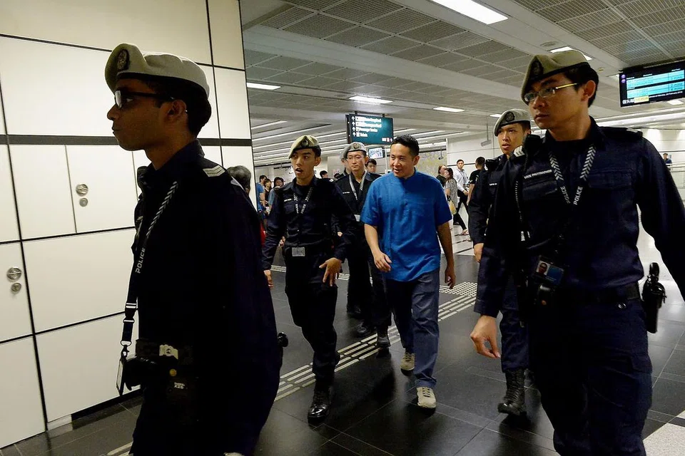 TURUT SERTAI RONDAAN: Encik Amrin (tengah) bertemu sekumpulan pegawai TransCom yang meronda di stesen MRT termasuk SC/Koperal Muhammad Farid (dua dari kiri) semalam. - Foto TUKIMAN WARJI