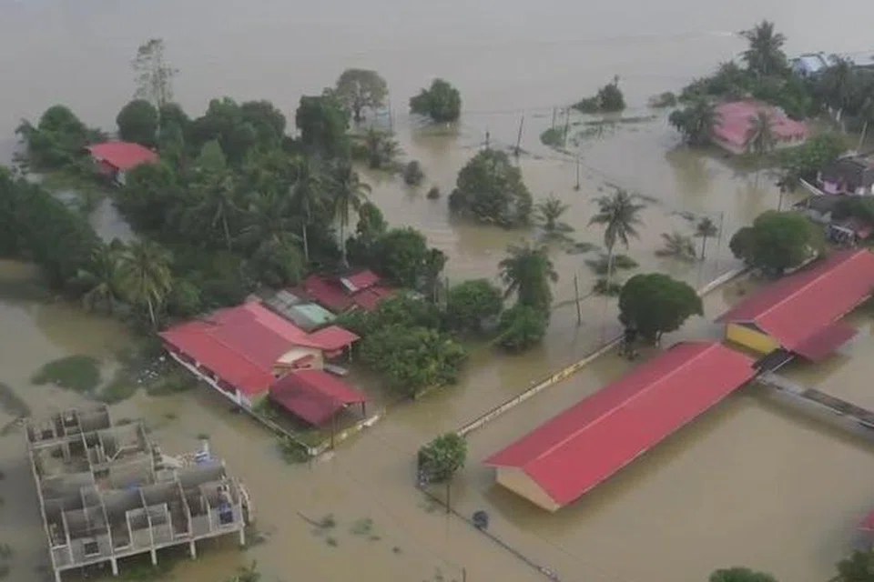 ‘BANJIR TERMENUNG’: Kawasan penempatan dan sekitar Sekolah Kebangsaan Teluk Jering, Tumpat, Kelantan, masih digenangi air bah yang belum surut iaitu keadaan yang dinamakan ‘banjir termenung’ pada 29 Disember, walaupun cuaca semakin baik.