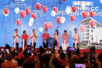 Perdana Menteri, Encik Lawrence Wong (tengah) merasmikan pembukaan semula Kelab Masyarakat Fuchun pada 1 Ogos. Beliau disertai (dari kiri) Pengerusi Jawatankuasa Pengurusan Kelab Masyarakat Woodgrove, Encik Corwin Chew; Penolong Ketua Eksekutif (Operasi) Persatuan Rakyat, Cik Jeanie Tan; Pemangku Menteri Bertanggungjawab bagi Ehwal Masyarakat Islam, Encik Zaqy Mohamad; Anggota Parlimen GRC Marsiling-Yew Tee, Cik Hany Soh; Mayor CDC North West, Encik Alex Yam; dan Pengerusi Jawatankuasa Perundingan Rakyat Woodgrove, Encik Ben Chong.