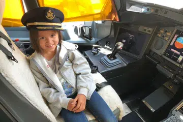 Layla Lenstra merakam gambar di kokpit ketika penerbangan solo pertamanya.