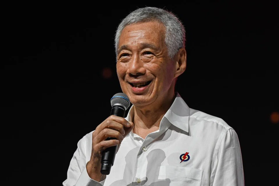 Menteri Kanan, Encik Lee Hsien Loong, yang juga Setiausaha Agung Parti Tindakan Rakyat (PAP) mengucapkan terima kasih kepada rakan seperjuangannya di parti tersebut selepas menerima hadiah penghargaan pada Majlis Jamuan Makan Malam dan Anugerah Ulang Tahun ke-70 PAP di Singapore Expo pada 23 November.