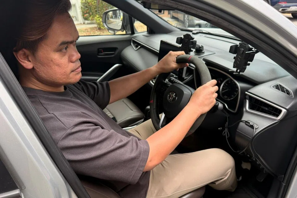 Pemandu kenderaan sewa privet (PHV) bertugas di bawah Grab sejak 2024, Encik Muhammad Farid Mohd Hassan, berkata kenaikan surcaj kepada 90 sen oleh Grab akan membantu mengimbangi kenaikan harga bahan api.