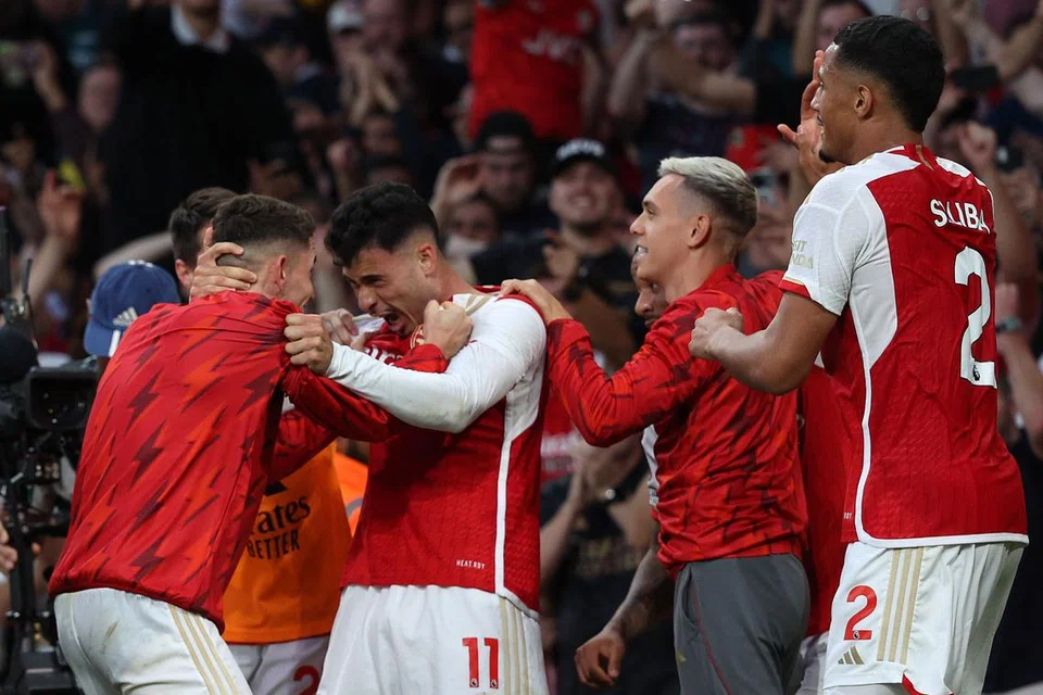 KEMENANGAN LAMA DIDAMBA: Pemain tengah Gabriel Martinelli (nombor 11) meraikan bersama rakan sepasukannya gol jaringannya yang membawa kepada kemenangan Arsenal ke atas Manchester City dalam perlawanan EPL di Stadium Emirates pada Ahad. 