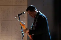 Kelebihan yang ada pada penggubah lagu Indonesia, Ade Govinda, adalah kebijaksanaannya dalam bermain kata-kata bagi setiap karya yang dihasilkan.
