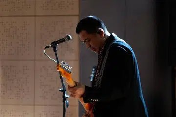 Kelebihan yang ada pada penggubah lagu Indonesia, Ade Govinda, adalah kebijaksanaannya dalam bermain kata-kata bagi setiap karya yang dihasilkan.