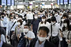 JAGA KESIHATAN: Kelihatan pengguna pengangkutan kereta api dalam perjalanan ke tempat kerja di Stesen Shinagawa, Tokyo, pada 8 September lalu. Ketika ini, Jepun menyaksikan jumlah kes harian terus berkurangan sejak sebulan lalu, kepada 1,128 kes di seluruh negara berbanding 25,000 ketika kemuncaknya. - Foto EPA-EFE