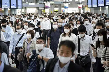JAGA KESIHATAN: Kelihatan pengguna pengangkutan kereta api dalam perjalanan ke tempat kerja di Stesen Shinagawa, Tokyo, pada 8 September lalu. Ketika ini, Jepun menyaksikan jumlah kes harian terus berkurangan sejak sebulan lalu, kepada 1,128 kes di seluruh negara berbanding 25,000 ketika kemuncaknya. - Foto EPA-EFE