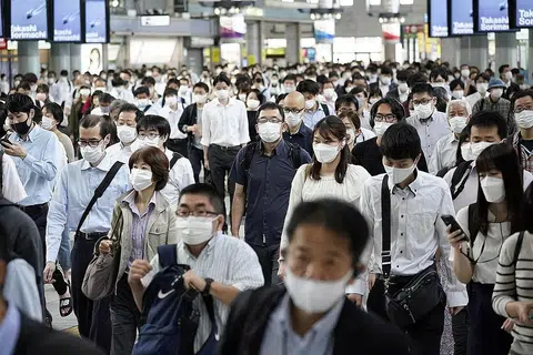 JAGA KESIHATAN: Kelihatan pengguna pengangkutan kereta api dalam perjalanan ke tempat kerja di Stesen Shinagawa, Tokyo, pada 8 September lalu. Ketika ini, Jepun menyaksikan jumlah kes harian terus berkurangan sejak sebulan lalu, kepada 1,128 kes di seluruh negara berbanding 25,000 ketika kemuncaknya. - Foto EPA-EFE