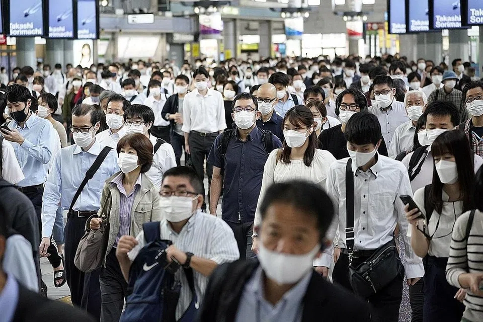 JAGA KESIHATAN: Kelihatan pengguna pengangkutan kereta api dalam perjalanan ke tempat kerja di Stesen Shinagawa, Tokyo, pada 8 September lalu. Ketika ini, Jepun menyaksikan jumlah kes harian terus berkurangan sejak sebulan lalu, kepada 1,128 kes di seluruh negara berbanding 25,000 ketika kemuncaknya. - Foto EPA-EFE