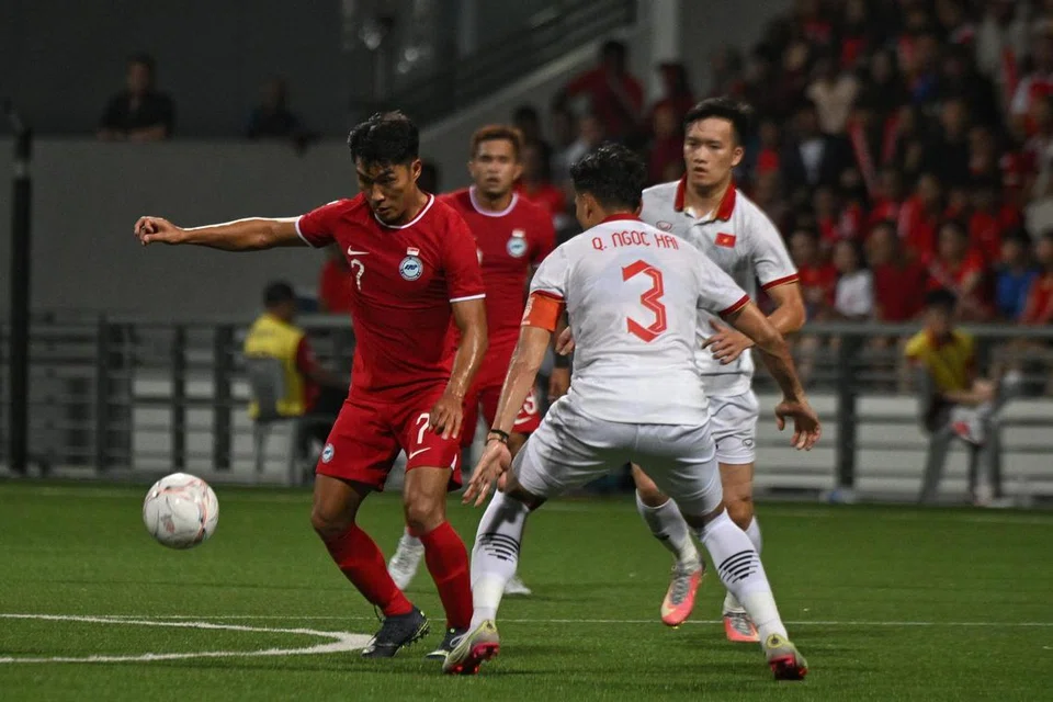 PERANAN PENTING: Song Uiyoung (nombor 7) merupakan pemain utama pasukan bola sepak Singapura. Ketangkasan beliau dilihat semasa perlawanan menentang Guam.