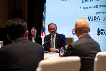 Anwar, Rianlon Corporation, labur di Johor