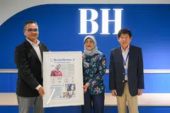SUMBANGAN DISANJUNG: Editor BH, Encik Nazry Mokhtar (kiri), dan Pengerusi SPH Media Trust, Encik Khaw Boon Wan, menyampaikan cenderamata kepada mantan Presiden Singapura, Puan Halimah Yacob. 