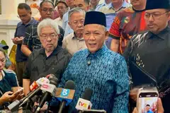 Menteri Besar Negeri Sembilan sementara, Datuk Seri Aminuddin Harun (depan), ketika mengumumkan pembubaran Dewan Undangan Negeri (DUN) Negeri Sembilan bagi memberi laluan kepada Pilihan Raya Negeri (PRN), yang dijadualkan pada 1 Ogos ini.