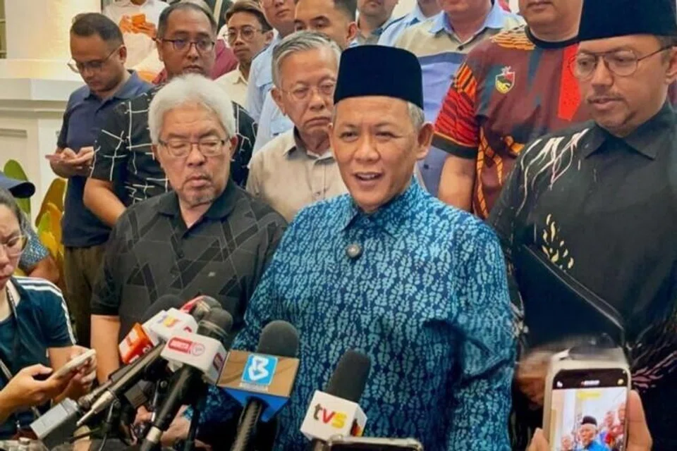Menteri Besar Negeri Sembilan sementara, Datuk Seri Aminuddin Harun (depan), ketika mengumumkan pembubaran Dewan Undangan Negeri (DUN) Negeri Sembilan bagi memberi laluan kepada Pilihan Raya Negeri (PRN), yang dijadualkan pada 1 Ogos ini.
