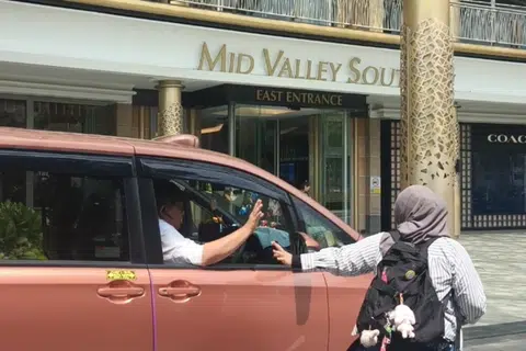 Wartawan Media Sosial BH, Cik Ameerah Sallehuddin, diturunkan oleh pemandu teksi Grab Singapura di perhentian The Mall, Mid Valley Southkey di Johor Bahru pada 6 Mei.