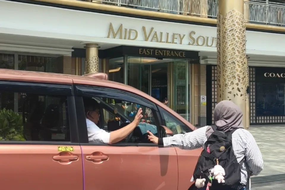 Wartawan Media Sosial BH, Cik Ameerah Sallehuddin, diturunkan oleh pemandu teksi Grab Singapura di perhentian The Mall, Mid Valley Southkey di Johor Bahru pada 6 Mei.