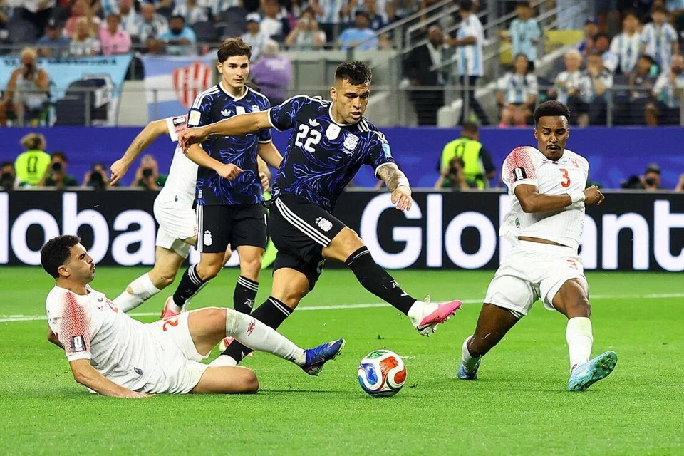 Penyerang Argentina, Lautaro Martinez (tengah) dan pemain Jordan, Mohannad Abutaha (kiri) dalam aksi perlawanan peringkat Kumpulan  J Piala Dunia pada 27 Jun, dengan Argentina mencatatkan kemenangan 3-1 ke atas Jordan.