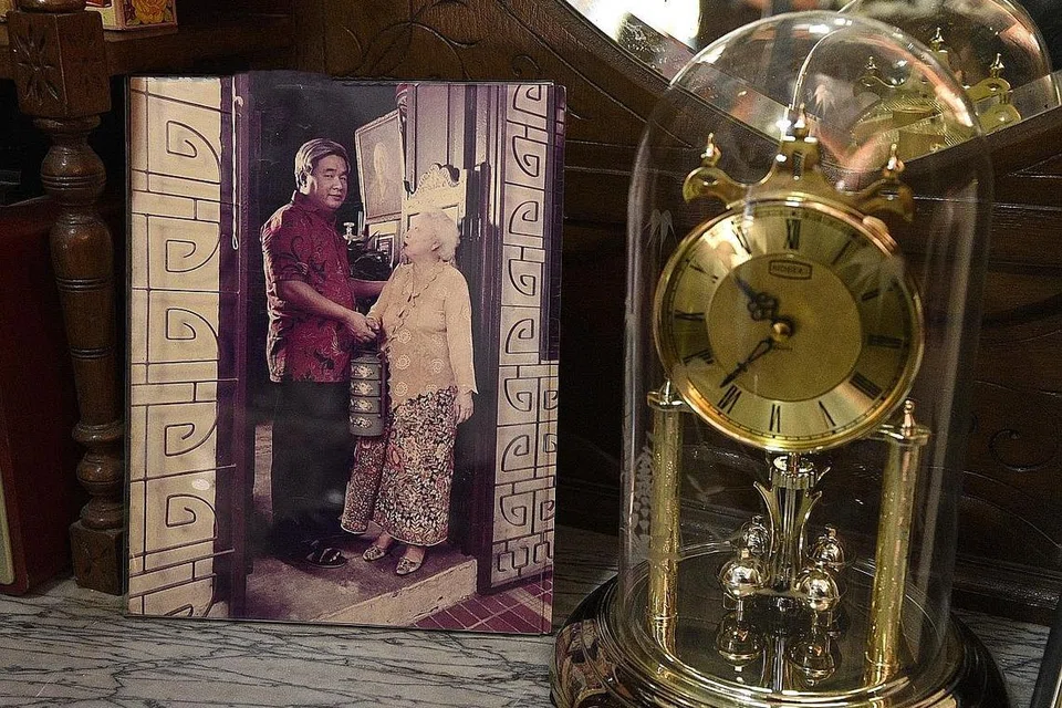DIINGATI: Gambar ini menunjukkan mendiang Encik Peter Wee, pengasas Rumah Antik Katong, bersama ibunya. - Foto BH oleh DESMOND WEE 