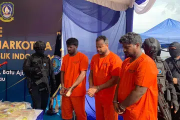 Tiga penduduk tetap Singapura, yang merupakan warga negara India didakwa merupakan pemilik dadah itu dan telah mengarahkan perjalanan tersebut.