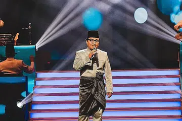 SEBAK MENGENANG IBU: Eddy Nor Ali pasti tersentuh setiap kali menyanyikan lagu Manusia Miskin Kaya kerana terkenangkan arwah ibunya, Norsiah Yem, yang menjadi sumber dorongannya.