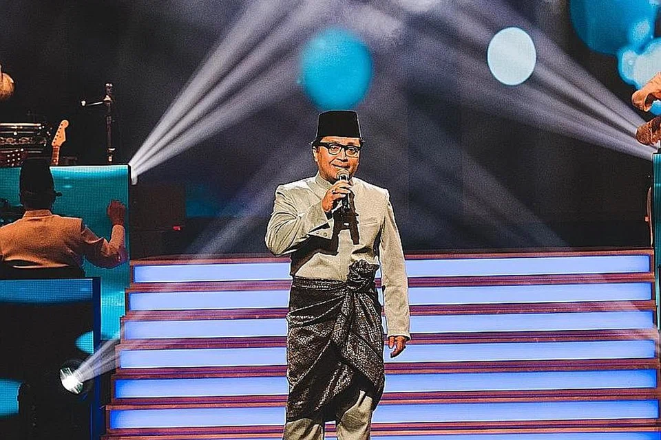 SEBAK MENGENANG IBU: Eddy Nor Ali pasti tersentuh setiap kali menyanyikan lagu Manusia Miskin Kaya kerana terkenangkan arwah ibunya, Norsiah Yem, yang menjadi sumber dorongannya.