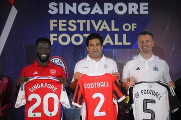 Beberapa bekas pemain kelab gergasi bola sepak Eropah termasuk (dari kiri) bekas pemain pertahanan Arsenal, Bacary Sagna; bekas pemain tengah AC Milan, Serginho; dan bekas penjaga gawang Newcastle, Shay Given; melancarkan Festival Bola Sepak di hotel Pan Pacific Singapore, pada 11 April.