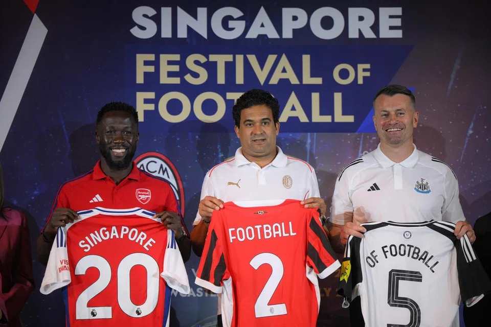 Beberapa bekas pemain kelab gergasi bola sepak Eropah termasuk (dari kiri) bekas pemain pertahanan Arsenal, Bacary Sagna; bekas pemain tengah AC Milan, Serginho; dan bekas penjaga gawang Newcastle, Shay Given; melancarkan Festival Bola Sepak di hotel Pan Pacific Singapore, pada 11 April.