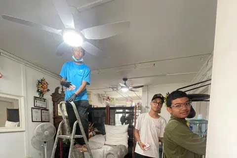 Pelajar Kelas Asas Bimbingan Agama membantu membersihkan rumah penerima manfaat Persatuan Muhammadiyah yang tinggal di flat sewa dua bilik. 