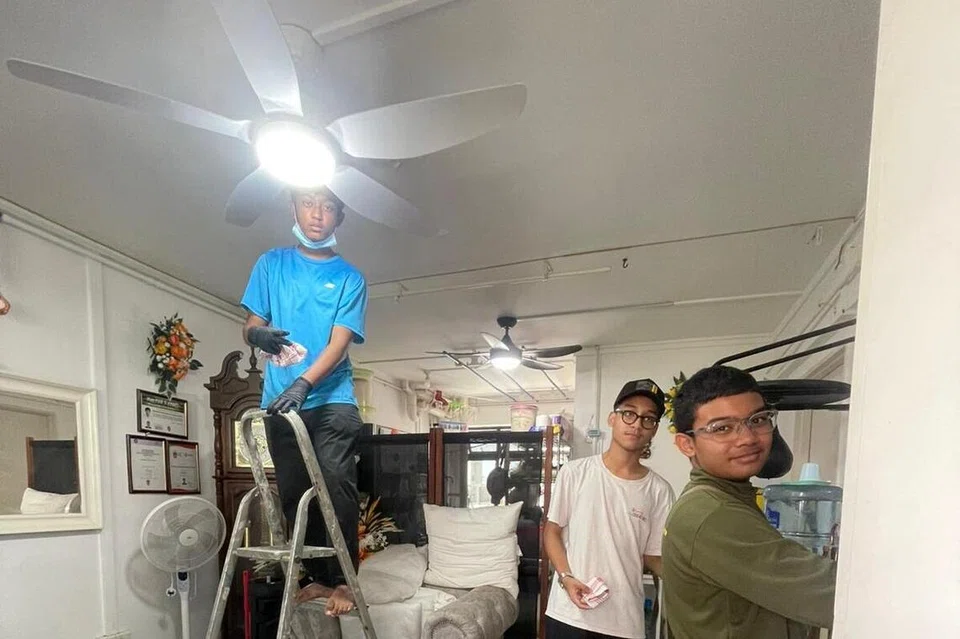 Pelajar Kelas Asas Bimbingan Agama membantu membersihkan rumah penerima manfaat Persatuan Muhammadiyah yang tinggal di flat sewa dua bilik. 