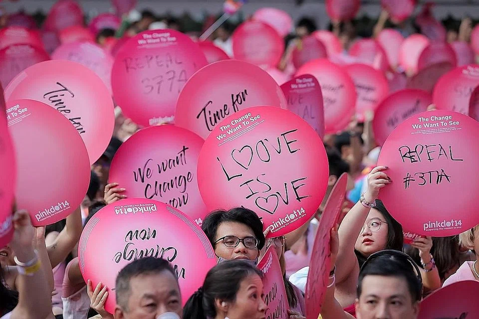 HADIR DI PERHIMPUNAN: Perhimpunan Pink Dot yang diadakan di Hong Lim Park pada Jun lalu. - Foto BH oleh GAVIN FOO