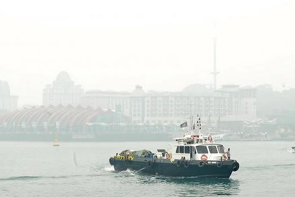 DISELIMUTI JEREBU: Sentosa, ketika dilihat dari kawasan Harbourfront, tampak kabur akibat jerebu September lalu. Jerebu melanda Singapura akibat kebakaran hutan di Indonesia. - Foto KHALID BABA