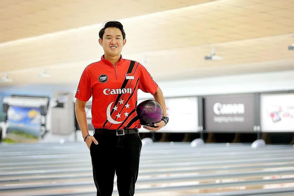 SOKONGAN LEBIH MENYELURUH: Srikandi lawan pedang negara, Kiria Tikanah Abdul Rahman, dan atlet boling, Jaris Goh (gambar atas) yang masing-masing telah membawa pulang pingat dari temasya Sukan SEA Vietnam baru-baru ini merupakan antara nama yang menerima biasiswa itu tahun ini.
