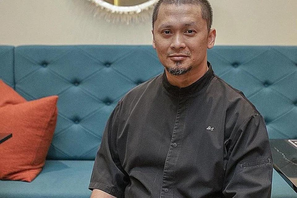 TABAH HADAPI PELBAGAI DUGAAN: Cef Amri Azim (kiri) dan Cef Muhammad Haikal yang masing-masing menghadapi cabaran hebat dalam hidup kini bangkit semula dengan mengusahakan restoran baru. - Foto-foto BH oleh IQBAL FAIZAL