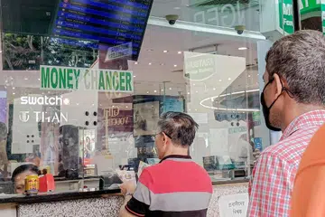 PERMINTAAN MENINGKAT: Firma pengurup di Singapura mendapati permintaan meningkat bagi paun sterling apabila mata wang itu jatuh 4.9 peratus kepada paras terendah berbanding AS$1.0327 ($1.48) baru-baru ini. - Foto BH oleh NUR DIYANA TAHA