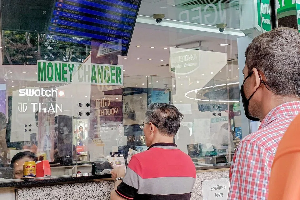 PERMINTAAN MENINGKAT: Firma pengurup di Singapura mendapati permintaan meningkat bagi paun sterling apabila mata wang itu jatuh 4.9 peratus kepada paras terendah berbanding AS$1.0327 ($1.48) baru-baru ini. - Foto BH oleh NUR DIYANA TAHA