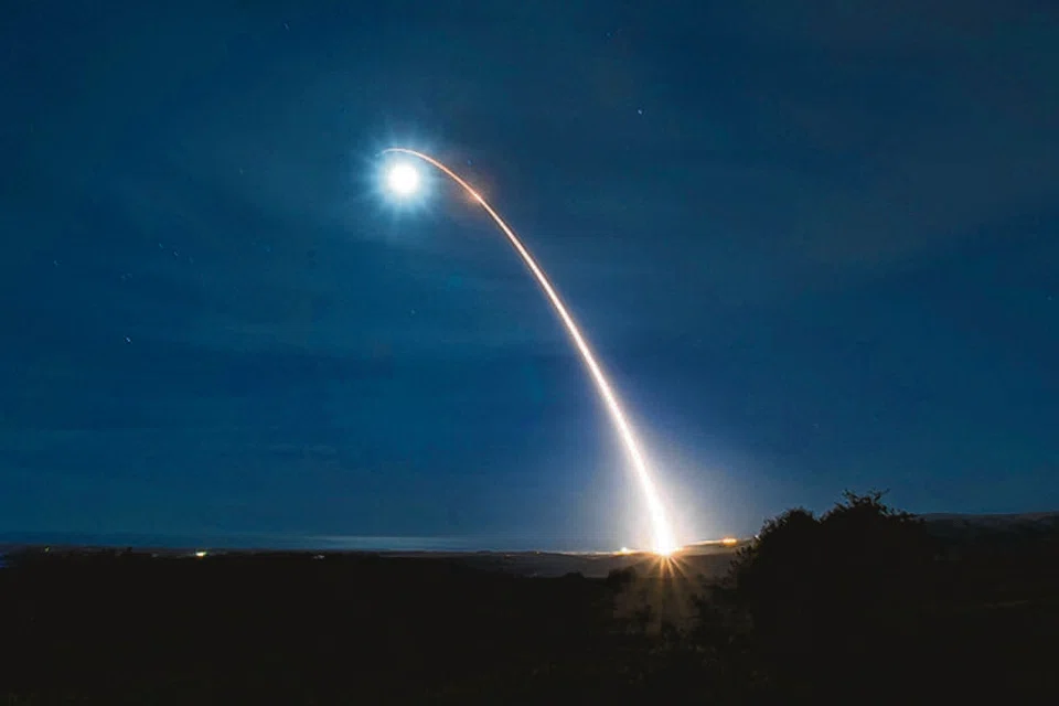 (GAMBAR FAIL) Gambar edaran daripada Tentera Udara Amerika Syarikat ini menunjukkan peluru berpandu antara benua Minuteman III tanpa kepala peledak dilancarkan dalam ujian pembangunan pada jam 12.33 pagi waktu Pasifik di Pangkalan Tentera Udara Vandenberg, California, pada 5 Februari 2020.
Presiden Amerika Syarikat Donald Trump pada 30 Oktober 2025 berkata beliau telah mengarahkan Pentagon memulakan semula ujian senjata nuklear pada tahap yang sama dengan China dan Russia, hanya beberapa minit sebelum memulakan sidang kemuncak penting bersama pemimpin China, Xi Jinping.