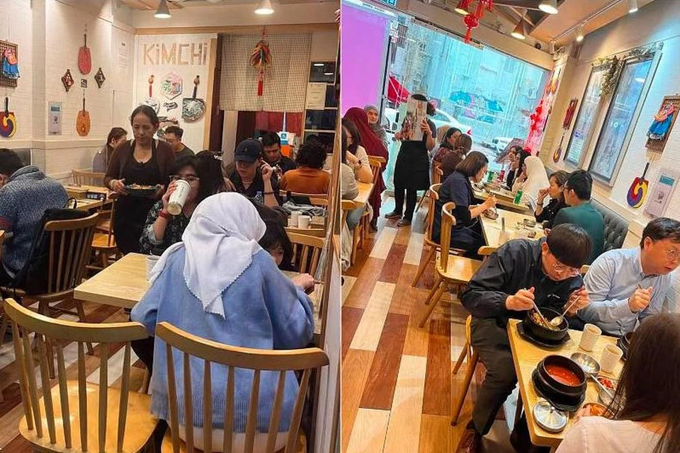 Orang ramai menjamu selera di Kimchi Korean Fusion, satu-satunya restoran Korea halal di Tsim Sha Tsui, Hong Kong.