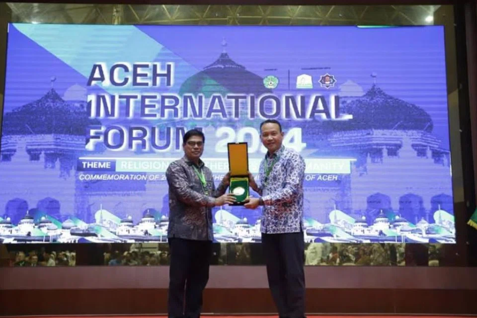 Menteri Kanan, Encik Lee Hsien Loong, diwakili Mayor Majlis Pembangunan Masyarakat (CDC) South East, Encik Mohd Fahmi Aliman (kanan), pada penyampaian anugerah Seumur Hidup Ar-Raniry di Forum Antarabangsa Aceh pada 23 Disember.