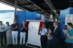 TERNAKAN BIJAK: Ladang bijak ternakan ikan terapung ini, yang dilancarkan Encik Masagos (empat dari kanan) boleh menghasilkan sehingga 350 tan ikan apabila ia beroperasi sepenuhnya pada 2021. - SINGAPORE AQUACULTURE TECHNOLOGIES