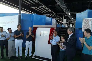 TERNAKAN BIJAK: Ladang bijak ternakan ikan terapung ini, yang dilancarkan Encik Masagos (empat dari kanan) boleh menghasilkan sehingga 350 tan ikan apabila ia beroperasi sepenuhnya pada 2021. - SINGAPORE AQUACULTURE TECHNOLOGIES