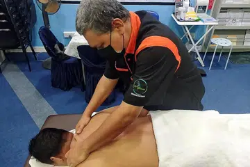 KHIDMAT DICARI: Pelanggan Encik Abdul Rahman (gambar atas, bawah) perlu melakukan janji temu seawal dua minggu untuk mendapatkan perkhidmatannya. - Foto ihsan ABDUL RAHMAN IBRAHIM