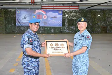 KEMESRAAN HUBUNGAN PERTAHANAN: Panglima Tentera Udara RSAF, Mejar Jeneral (MG) Kelvin Khong (kanan), dan Panglima RMAF, Jeneral Tan Sri Dato’ Sri Mohd Asghar Khan Goriman Khan (kiri), merasmikan majlis penutup SAREX MALSING.