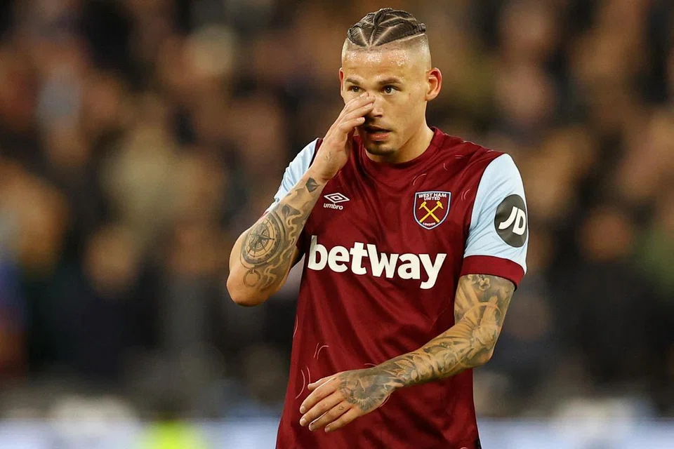 Pemain tengah, Kalvin Phillips, berkata komen pengurus Manchester City, Pep Guardiola, bahawa berat badannya “berlebihan” menjejas teruk keyakinannya. Phillips kini dipinjamkan City kepada West Ham dan sedang melalui permulaan sukar di kelab itu. 