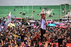 Encik Gibran Rakabuming Raka berjumpa penyokong sewaktu berkempen di Gelora Delta Sidoarjo di Sidoarjo, Jawa Timur pada 28 Januari.