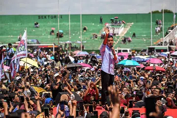 Encik Gibran Rakabuming Raka berjumpa penyokong sewaktu berkempen di Gelora Delta Sidoarjo di Sidoarjo, Jawa Timur pada 28 Januari.