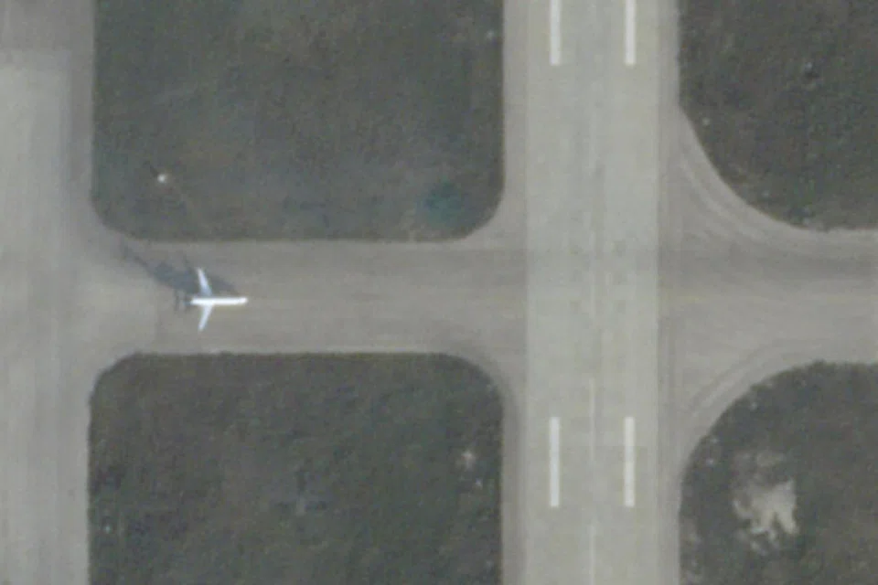 Imej satelit yang dianalisis oleh Reuters menunjukkan jet C5-SKY sedang bergerak ke landasan sebelum berlepas keluar dari Syria di Pangkalan Udara Hmeimim, Syria, pada 8 Disember 2024. 