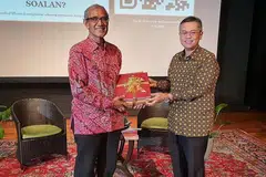 BINCANG BUDAYA: Encik Zainul Abidin Rasheed (kiri) di sesi pertama edisi kedua Siri Cendekiawan Lestari anjuran Yayasan Warisan Melayu (MHF), bersama moderator MHF, Dr Norshahril Saat. - Foto FACEBOOK MALAY HERITAGE FOUNDATION